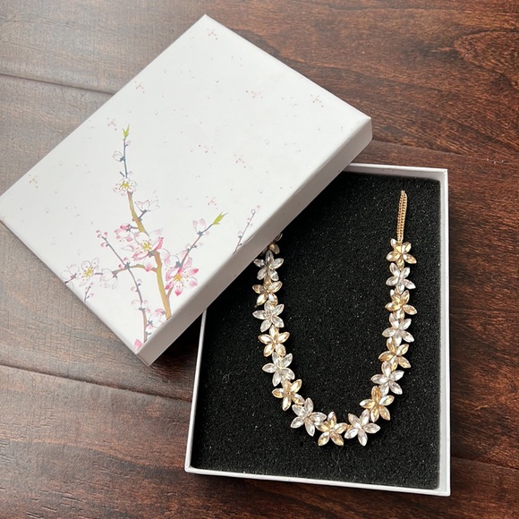 Beautiful Floral Rhinestone Statement Neckalce - Picture 7 of 8